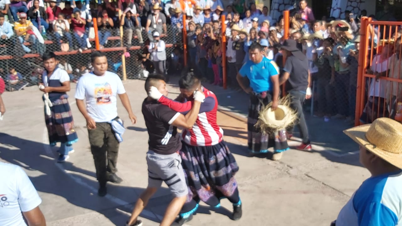 Con mezcal y sangre, viven Fiesta de Carnaval en Zitlala, Guerrero.