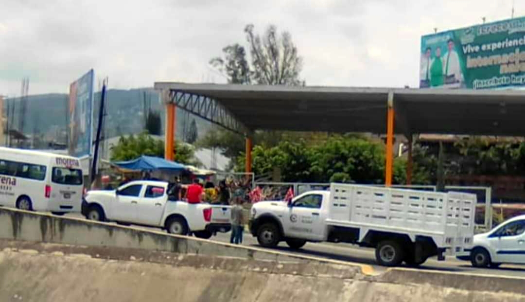 Alumnos de Ayotzinapa roban camioneta de Morena, en Chilpancingo