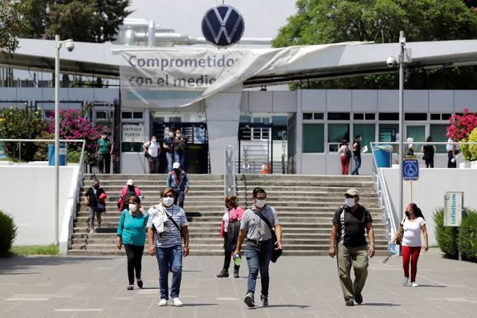 Al menos 100 empleados de Volkswagen dan positivo a COVID-19 en Puebla