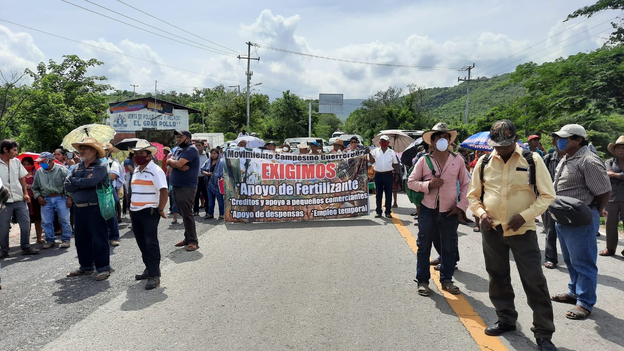 Bloquean campesinos carretera Chilpancingo-Chilapa en demanda de fertilizante