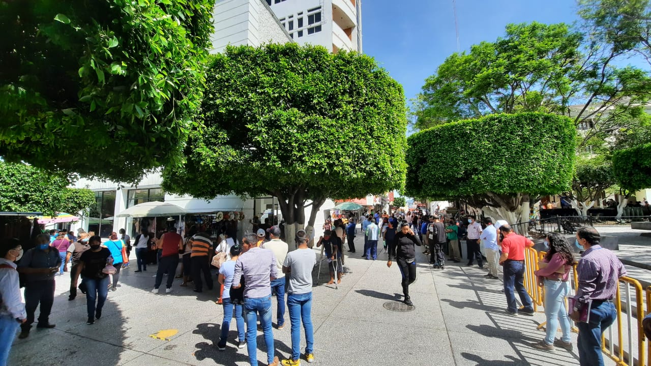 Trámites bancarios provocan aglomeración en Zócalo de Chilpancingo