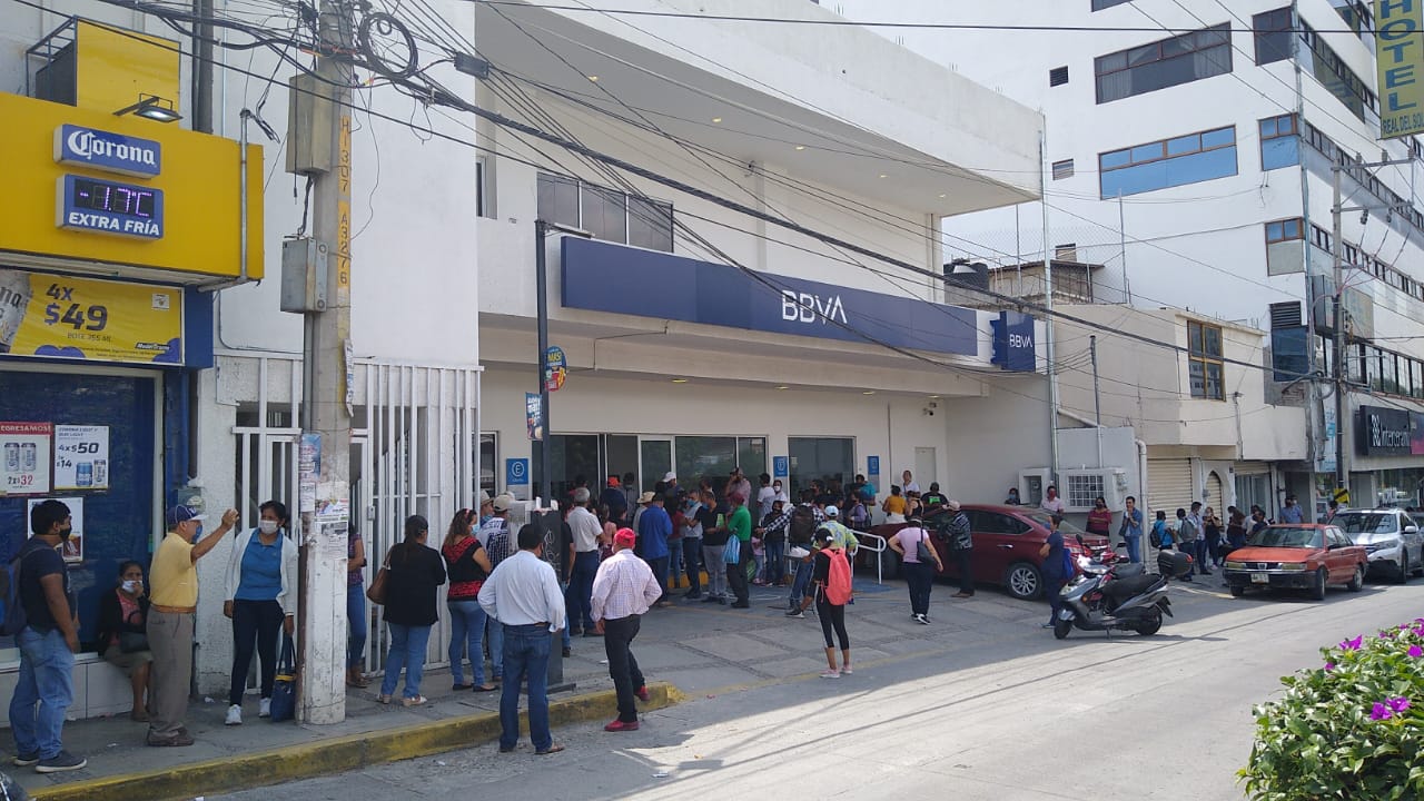 Con aglomeraciones y riñas en filas de bancos en Chilpancingo, ignoran medidas anti Covid-19