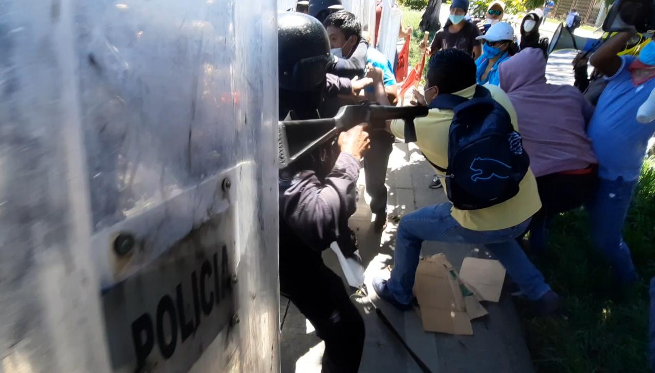 Desaloja Policía Estatal a maestros de la CETEG de la Autopista del Sol en Chilpancingo