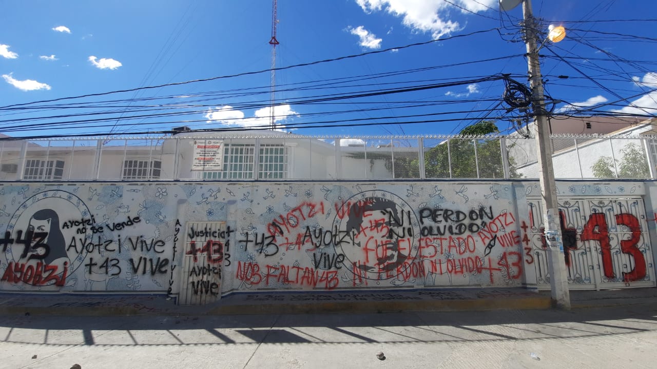 Normalistas de Ayotzinapa arremeten contra oficinas de la SEG